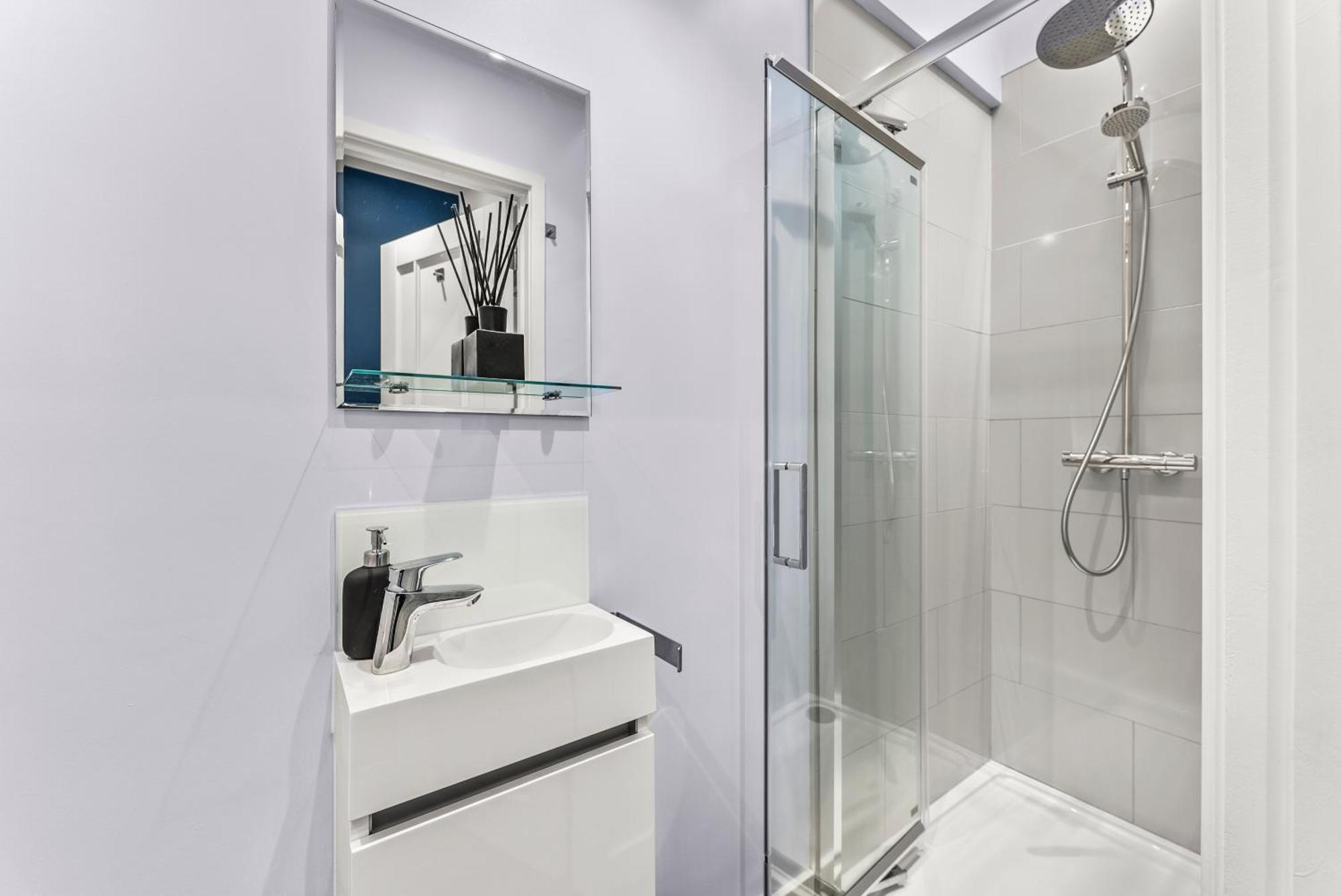 Elegant Retreat In Cheltenham - Garden & Parking Included ภายนอก รูปภาพ